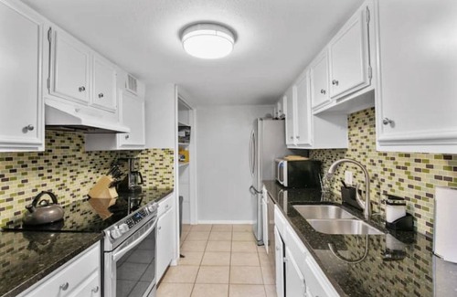 Barton Hills Villa | Huge Private Villa near Downtown - 12 Real Beds
