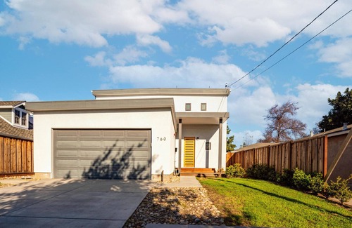 Northside House | Huge San Jose 5BR w/Private Backyard & 2-Car Garage, by Blueground