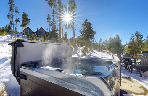Granby House | Huge Ski in/Out, 5 King Suites, Hot tub, Large Groups!