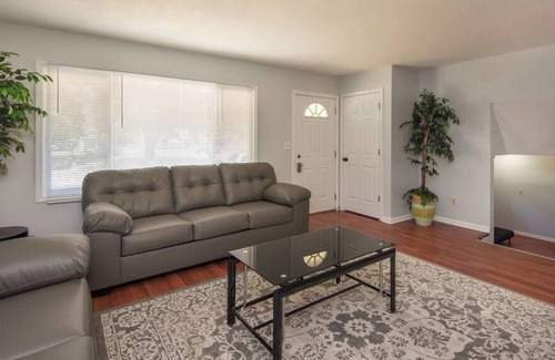 Berwick House | Huge & Spacious 4BR Home in the heart of DSM