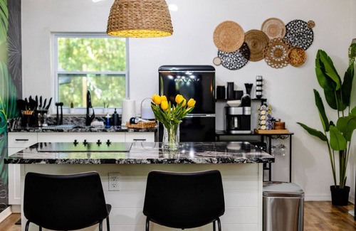 Williston House | Huge Yard, BBQ, Fire-Pit, Devils Den & Rainbow Springs, Sleeps 5, Near HITS