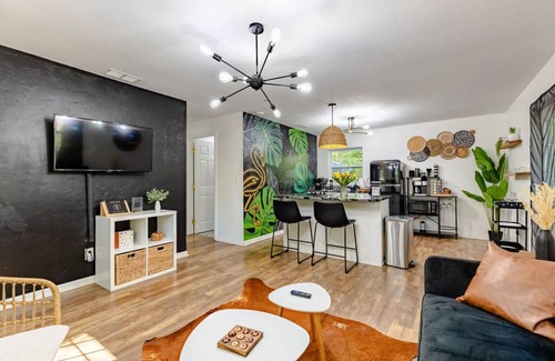 Williston House | Huge Yard, BBQ, Fire-Pit, Devils Den & Rainbow Springs, Sleeps 5, Near HITS