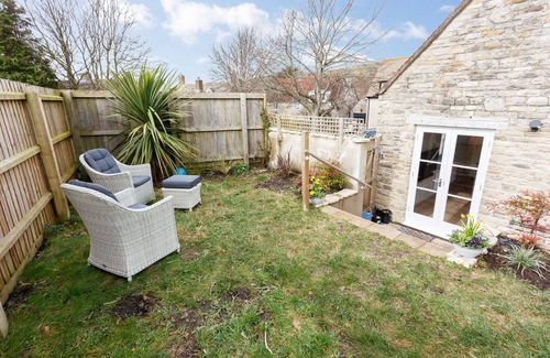 Corfe Castle Village Cottage | Hugely popular cottage within walking distance of castle