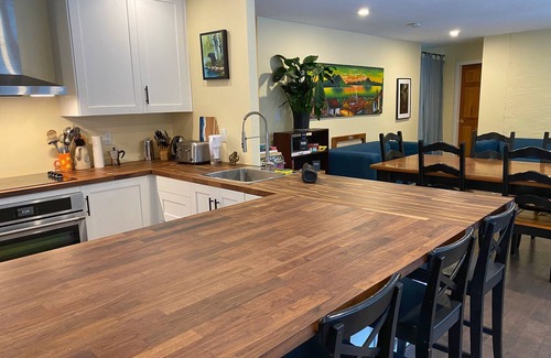 Salt Spring Island House | Hummingbird Backpackers B&B (Entire Room With 4 Beds)