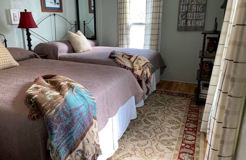Eddyville House | Hunters & Fishermen Welcome! Cozy Country Cottage w/ Fireplace near Lake Barkley