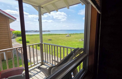 Hunts Point Cabin | Hunts Point 2-BR Coastal Retreat - Cottage # 4