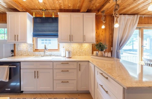 Cheboygan House | Huron Helm · Lake Front*Hot Tub*Fire Pit*Kayaks*Arcade Games*