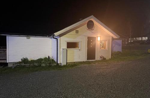 Lyngen House | Huset nært blåisvannet