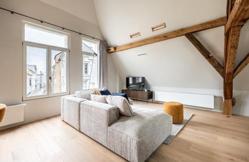 Kunstenkwartier Apartment | Huswell - City-view loft with wooden beams and mezzanine