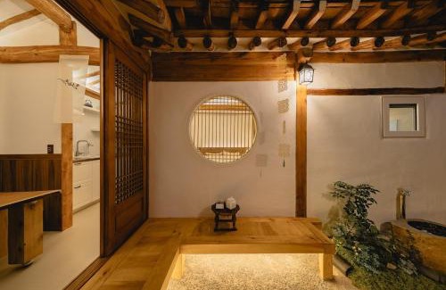 Samcheong-dong House | HWAYEONJAE, Private Hanok Luxury Live Tradition in Bukchon