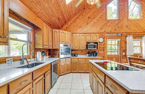Semora Cabin | Hyco Lake Escape w/ Deck & Dock: Families Welcome!