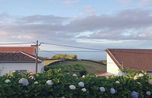 Quatro Ribeiras House | Hydrangea HillnQuatro Ribeirasnn 3 bedroom house