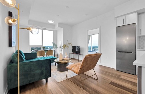 Kitchener Condo | Hydropool Spa HotTub/Bowling Alley/Patio/BBQ/Games - Gorgeous Corner Condo