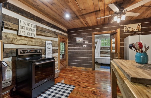 Baxter Cabin | Hyland Woods (Dog-Friendly)