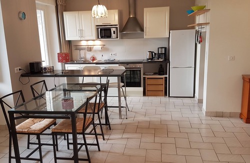 Dinan House | Hyper center, single storey with large quiet terrace on the ramparts.