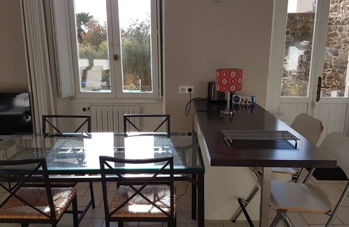 Dinan House | Hyper center, single storey with large quiet terrace on the ramparts.