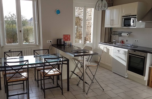 Dinan House | Hyper center, single storey with large quiet terrace on the ramparts.