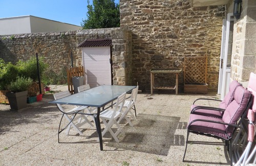 Dinan House | Hyper center, single storey with large quiet terrace on the ramparts.