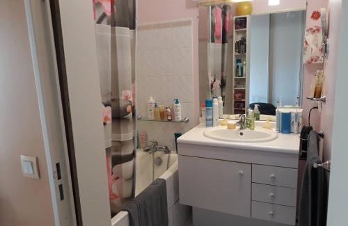 Poissy Apartment | HYPER CENTRE VILLE Poissy - PARKING privé - GARE à 700 m - PARIS 20 min