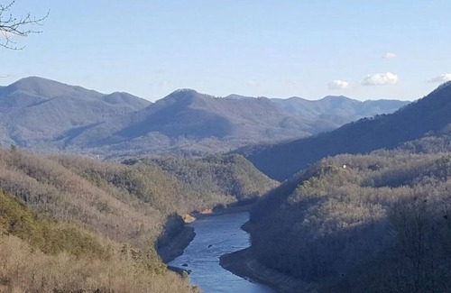 Bryson City Cottage | Ian’s Getaway, Hiking, Bryson City Hottub , whitewater rafting, Casino,GSMRR!