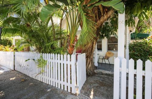 Old Town House | Ibis by AvantStay Close to Duval Street w Shared Pool Month Long Stays Only