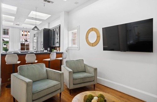 East Village House | Iconic 9BR Landmark in Gaslamp | Sleeps 14