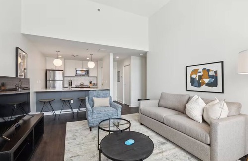 Downtown Pittsburgh Hotel | Iconic Landmark Stay | Spacious Apartment w/Kitchen | Walk to Point State Park