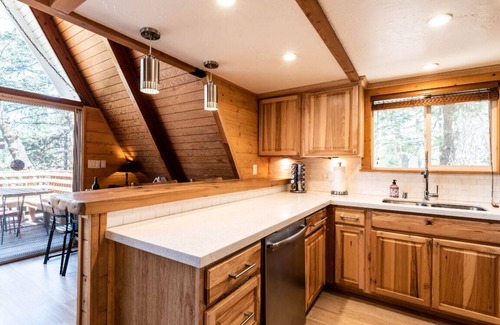 Crest Park Cabin | Iconic modernized A-frame Cabin in Lake Arrowhead/hot tub/dog friendly