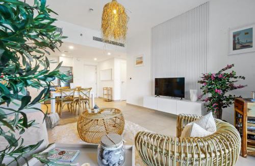 Umm Suqeim 3 Apartment | Iconic Views Apt With Balcony Close to the Beach