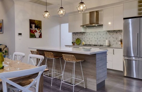 Urangan House | Ideal base 4 Whale Watching.Private deck/BBQ/AC.