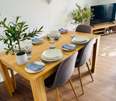 Wakefield Apartment | Ideal Contractor Business & Family Friendly 2-Bed Apartment Quiet & Spotless with Fast WiFi Large Screen Smart TV
