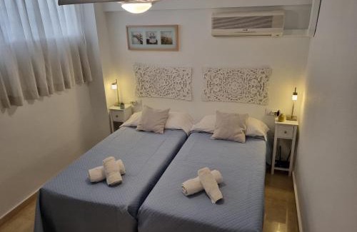 Rincon de Loix Apartment | Ideal familias en urbanización de lujo a 600m de la playa Levante con Wifi, AC y Parking