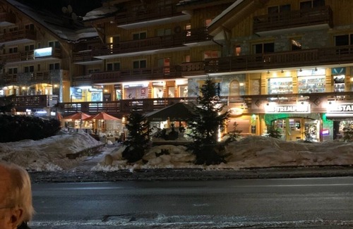 Meribel Centre Apartment | Ideal for 2 couples - Parking - Housekeeping included - Linen provided.