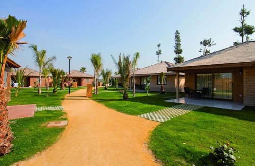 Crevillente House | Ideal Location to Relish in Tropical Pools! Mini-golf, Indoor & Outdoor Pools!