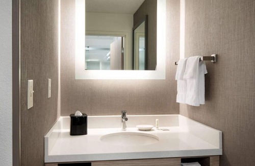 Renton Resort | Ideal Mix of Nature and City! 2 Convenient Units, Indoor Pool!