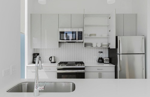 West Loop Apartment | Ideal West Loop 2BR w/Gym & Pool in heart of Greektown, by Blueground