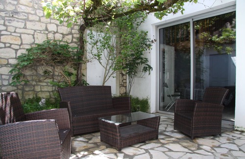 Quartier du Casino House | Ideally located, less than 100 m from the beach, shops and market.