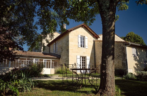 Montagne Cottage | Ideally located St Emilion Beautiful stone house in Bachus gite