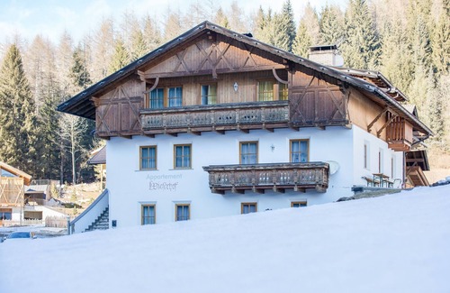 Valles Apartment | Idyllic Apartment "Wieserhof Benjamin" with Balcony, Mountain View & Wi-Fi