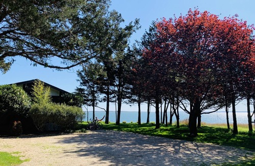 Clearwater Beach House | Idyllic Beach Front Access Cottage, East Hampton