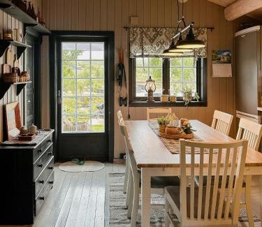 Holtalen House | Idyllic Cabin By The Water In Hessdalen