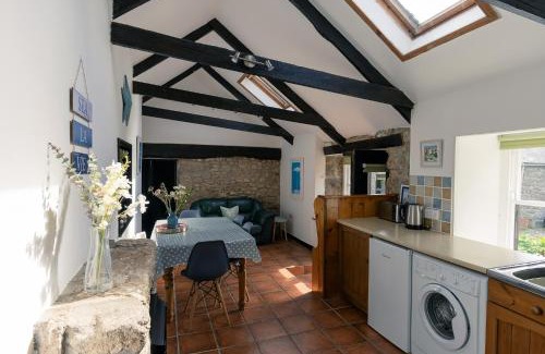 Castallack Apartment | Idyllic Cornish cottage in the beautiful Lamorna valley - walk to pub & sea