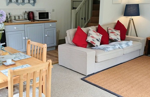 Cadgwith House | Idyllic location 2 acres by SW coast path! Short walk to beach, pub & cafe 😎