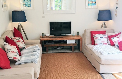 Cadgwith House | Idyllic location 2 acres by SW coast path! Short walk to beach, pub & cafe 😎