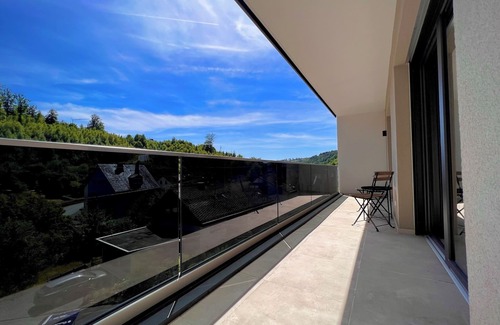 Arzbach Apartment | Idyllische Ferienwohnung mit Balkon & Ausblick