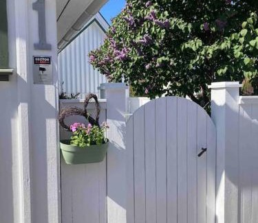 Larvik Apartment | Idyllisk lite anneks med enestående uteplass