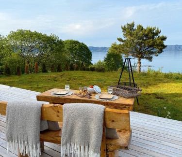 Silda Other | Idyllisk overnatting i dome ved sandstrand