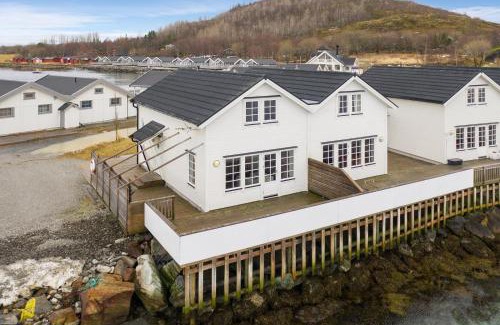 Tverlandet House | Idyllisk sjøhus på Naurstad