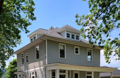 Guttenberg House | IKE'S RIVER HOUSE 2 only steps away from the Mississippi River