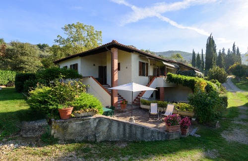 Castelfranco di Sopra Apartment | Il Trovatore, apt. with two rooms in Casa Lama Residence with pool